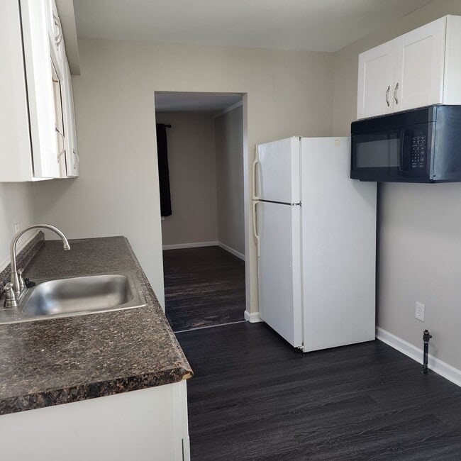 Building Photo - Cute 2 bed Warren with 1.5 car garage