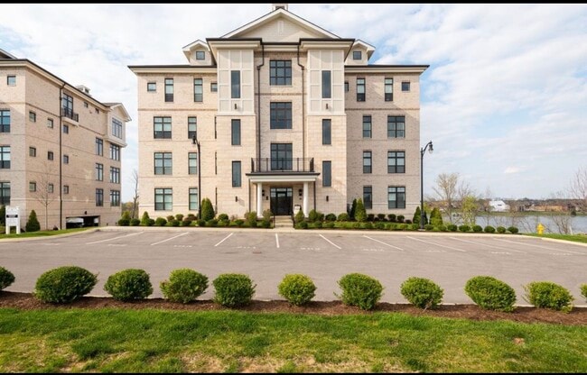 Building Photo - 1024 Club View Dr
