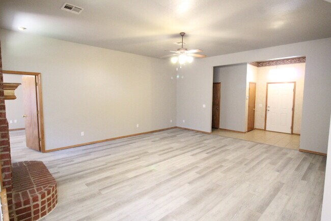 Foto del edificio - 620 Eastview Dr