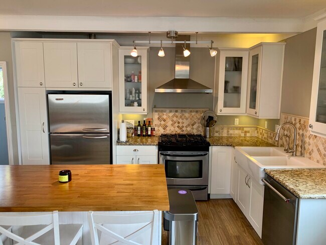 Building Photo - 220 14th Pl