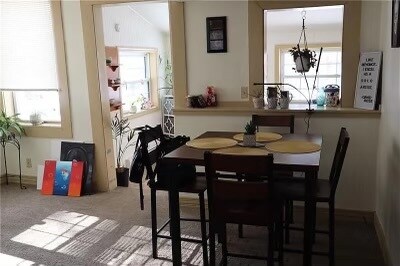 Un espacio para comer contiguo a la cocina. - 506 N McKean St