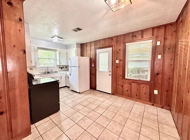 Foto del edificio - 3 Bed 2 Bath Home in Hundred Oaks Subdivision