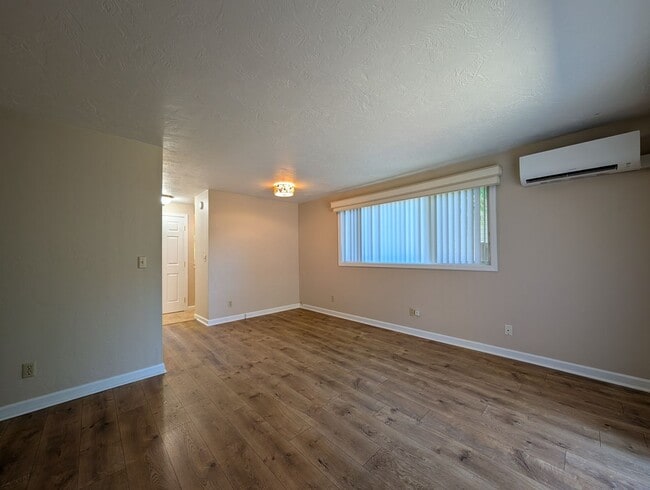 Building Photo - Nice 2 bed/1.5 bath condo in West Eugene
