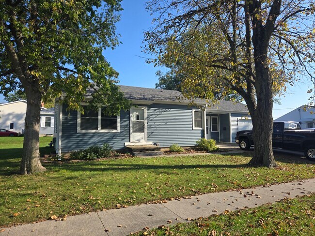 Building Photo - 128 E 17th St N