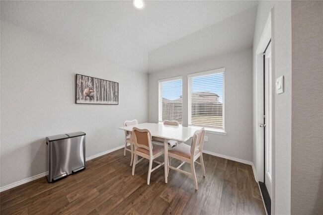 Foto del edificio - The price is right and the location is even better! Take a look TODAY at this like-new, 3/2, open...
