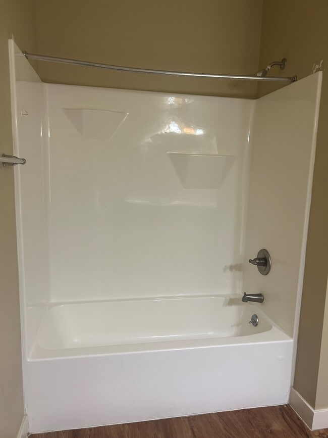 Tub - Apperson Way Apartments