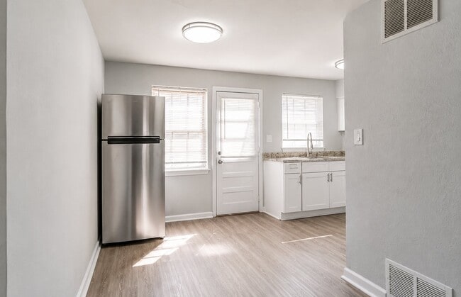 Building Photo - 124 Yorke St