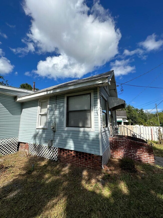 Building Photo - Fully Renovated 2/1 Single Family Ready to Move In!!!