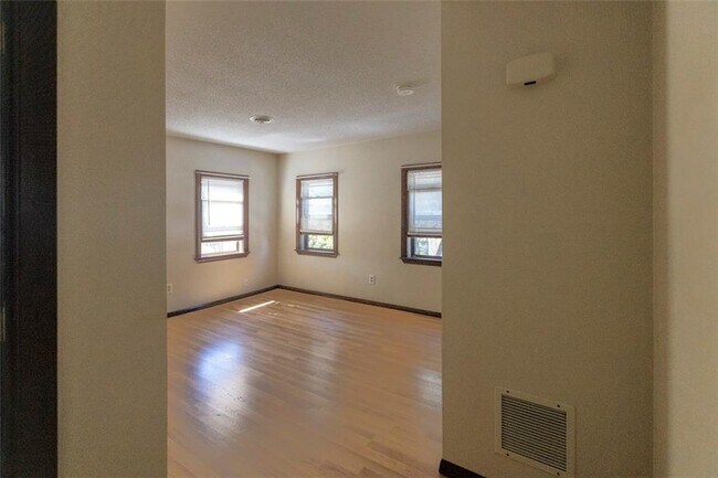 Building Photo - 90 Tobey St