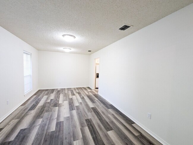Building Photo - Newly Remodeled 3 bed/ 2 bath home in Coun...