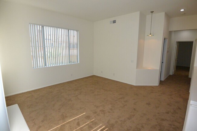 Foto del edificio - 2 Bed, 2 Bath two-story condo in Irvine.