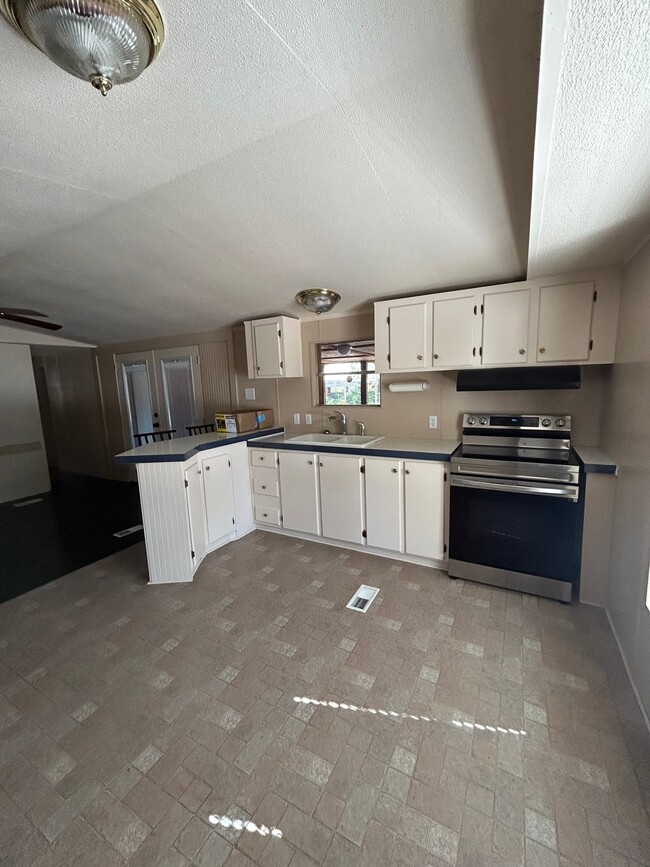 Building Photo - 703 Driftwood Ln
