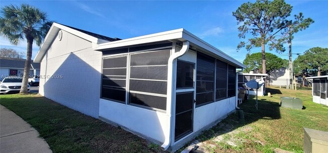 Building Photo - 13 Lake Villa Way