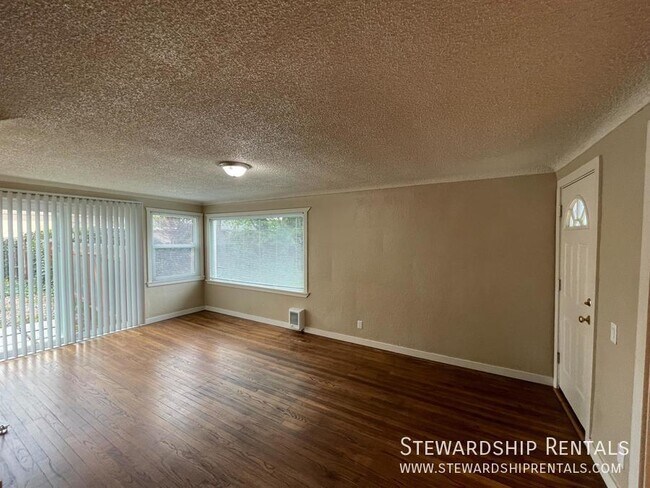 Building Photo - 3 Bedroom Home in Springfield!