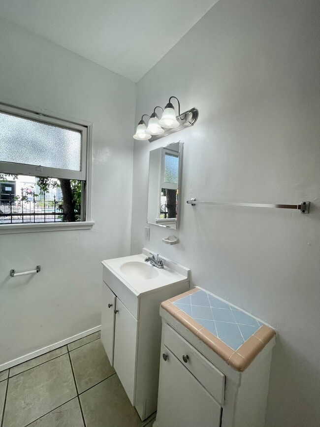 Building Photo - 846 S Serrano Ave