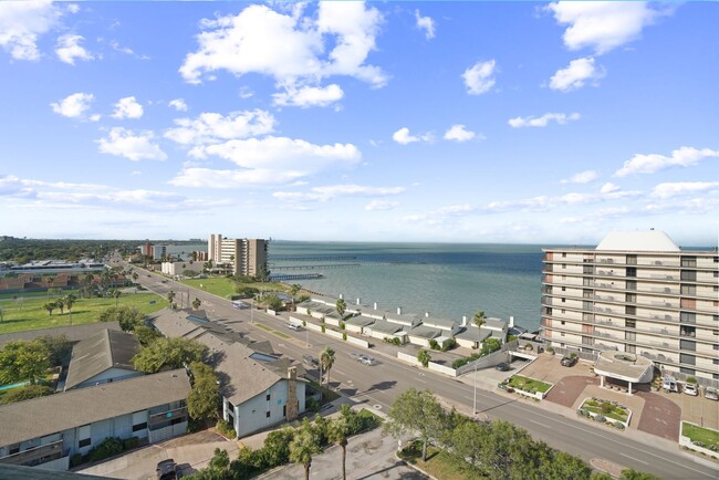 Building Photo - Spacious & Easy Condo on Ocean Drive