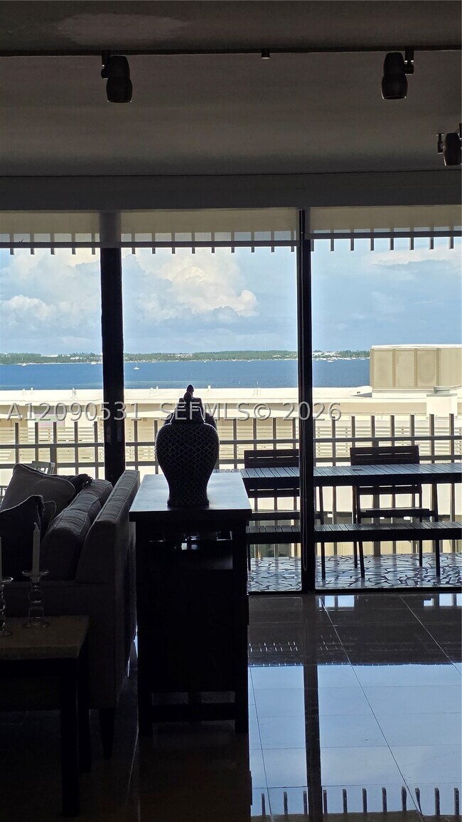 Foto del edificio - 3 Grove Isle Dr
