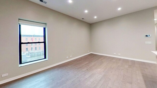 Building Photo - Just Rehabbed River North One Bedroom