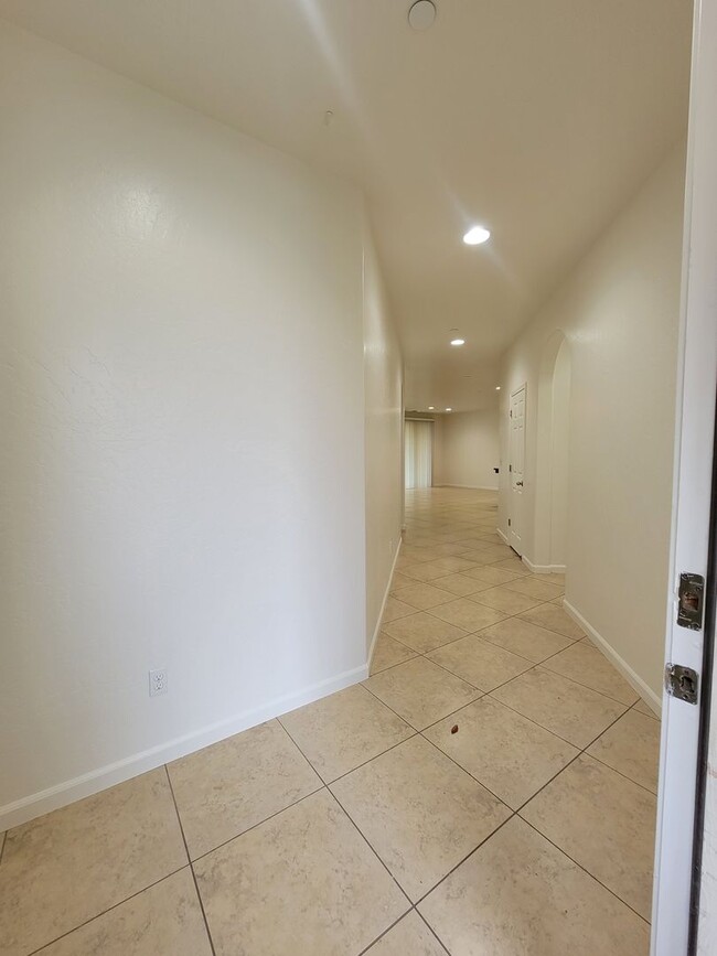 Foto del edificio - 4 bedroom 2 bathroom in NW Visalia!