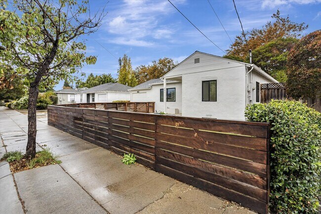 Building Photo - Like New! Welcome to this stunning 3 bedro...