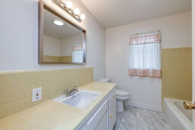 Foto del edificio - Spacious bedroom for rent