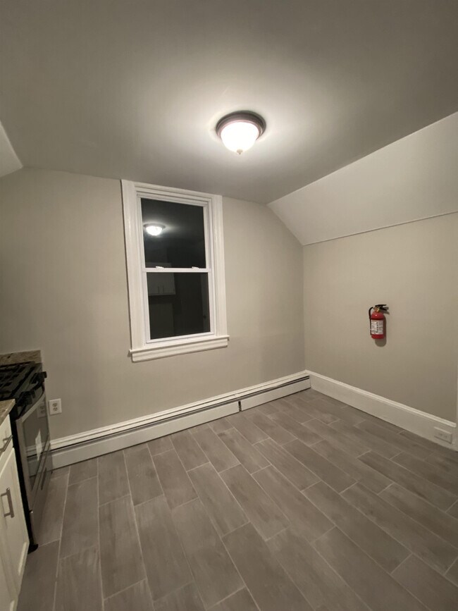 Building Photo - 805 Kayser Ave
