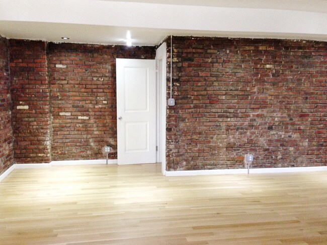 Building Photo - 288 Ainslie St