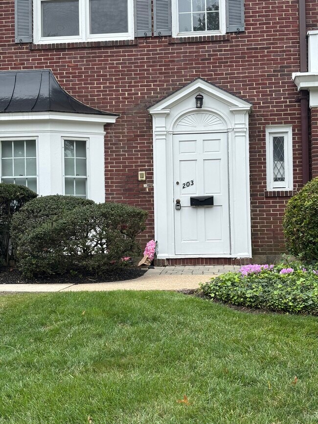 Entrada - 203 Lawrence Ave
