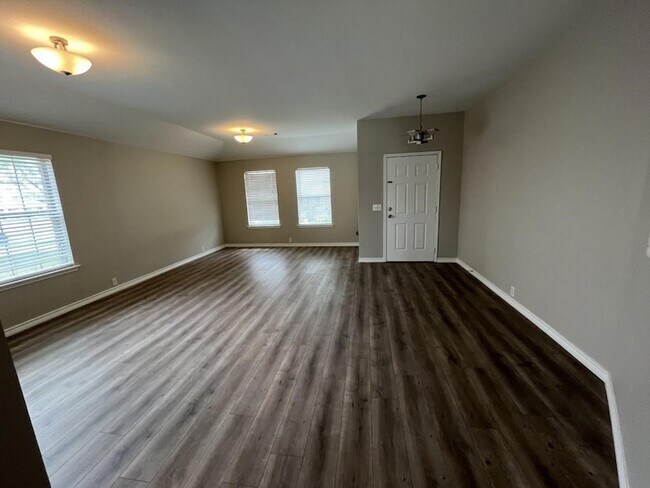 Building Photo - 3004 Elderberry Dr
