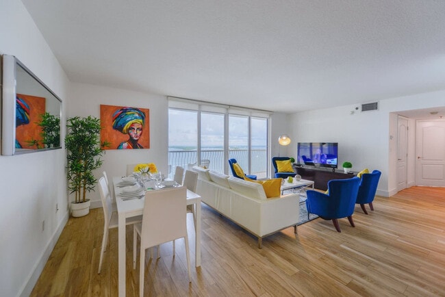 Foto del edificio - 1 SE 12th St