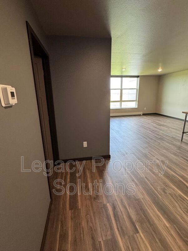 Building Photo - 226 E Greenfield Ln
