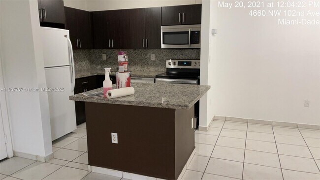 Foto del edificio - 4680 NW 102nd Ave