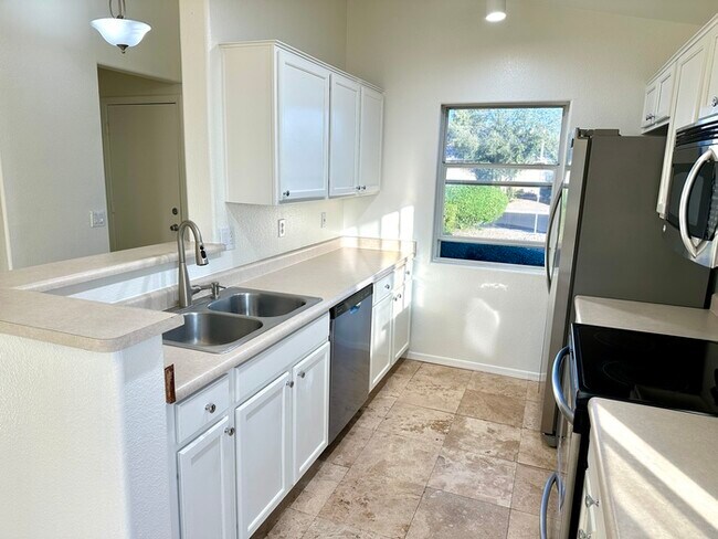 Foto del edificio - Adorable single story, corner lot home wit...