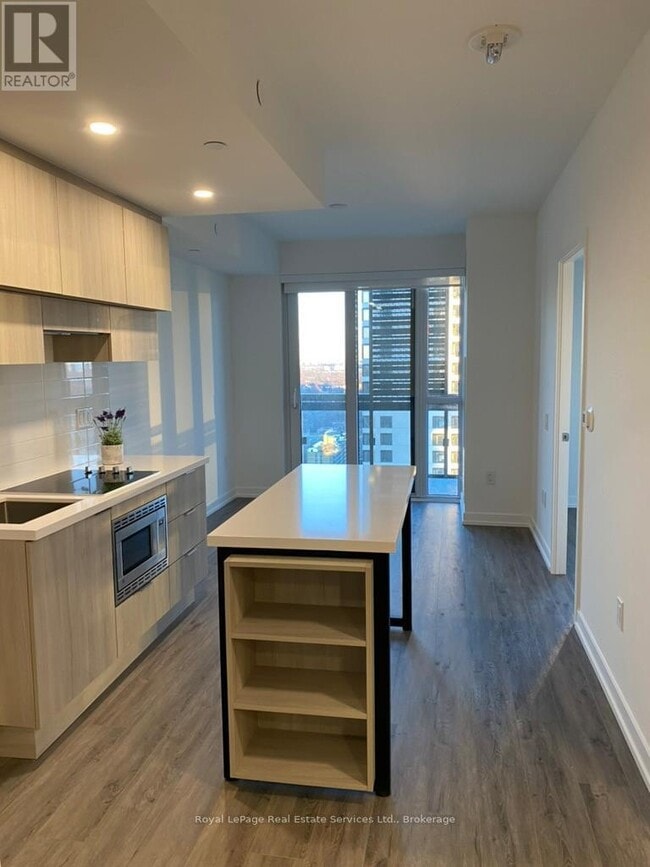 Building Photo - 39 Roehampton Ave