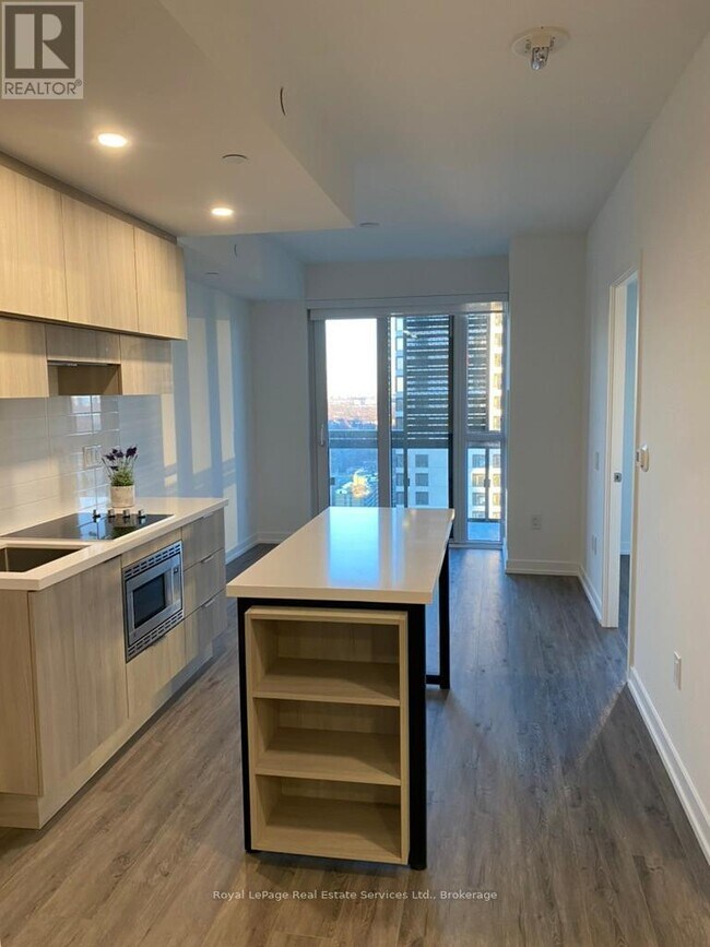 Photo du bâtiment - 39 Roehampton Ave