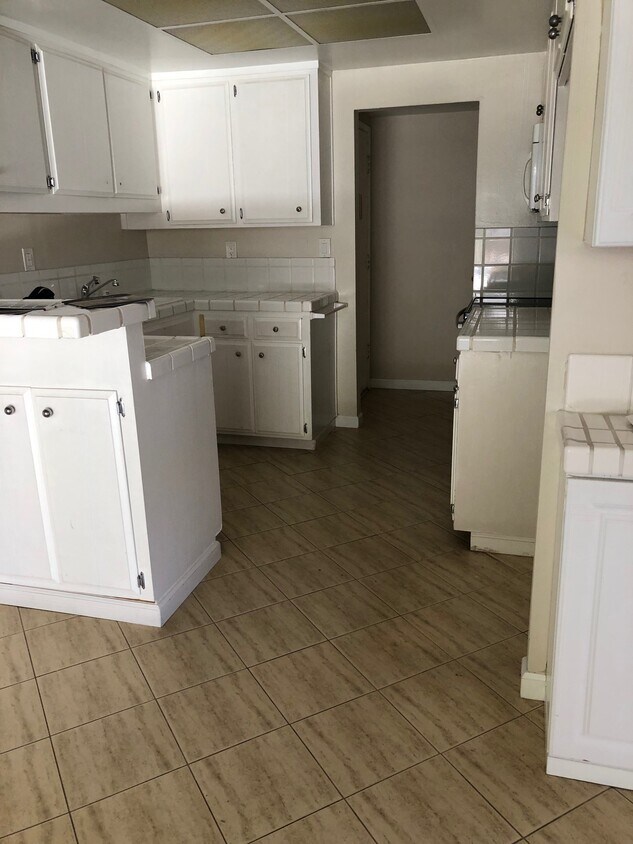 Kitchen - 552 Toyon Ave
