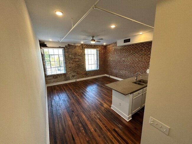 Building Photo - 404 N Sycamore St