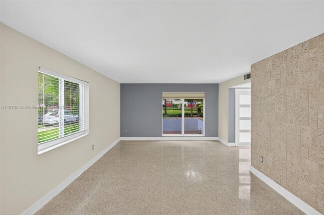 Foto del edificio - 537 Menendez Ave