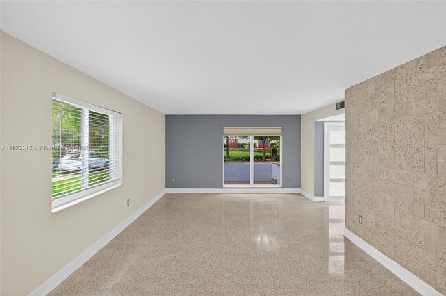 Building Photo - 537 Menendez Ave
