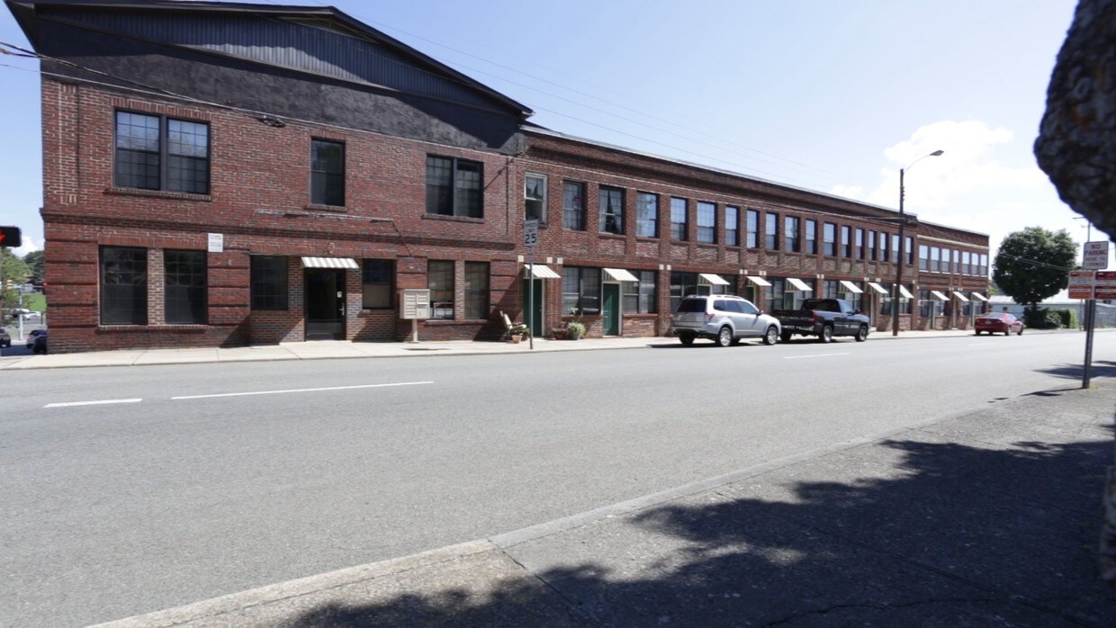 Primary Photo - 268 W Main St