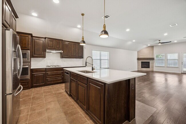 Building Photo - 2317 Houston Dr