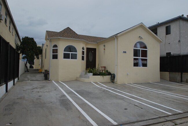 Foto del edificio - 1639 S La Brea Ave