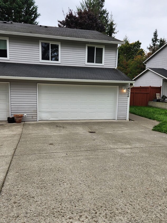 Foto principal - Spacious 3-Bed Duplex Retreat in Tacoma: 1...