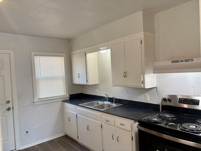 Foto del edificio - 2316 Miramar Blvd
