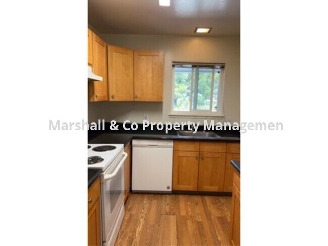 Foto del edificio - SPACIOUS 2 BED 2 BATH TOP FLOOR WITH WATER...