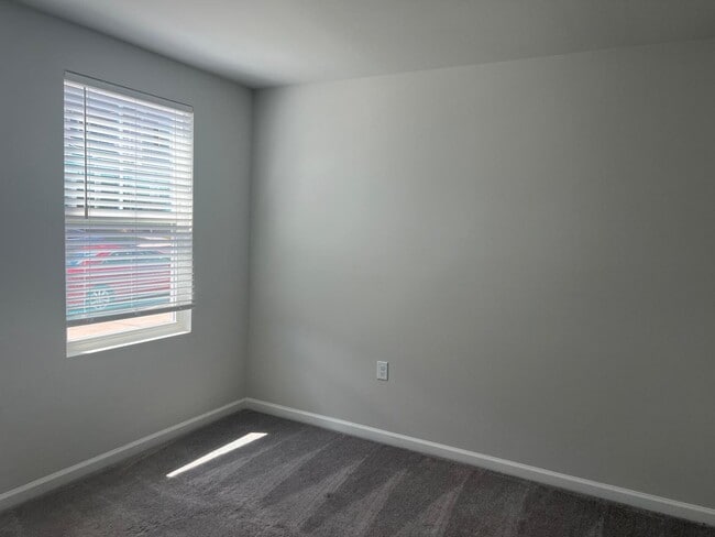 Building Photo - 714 Cormiche Ln