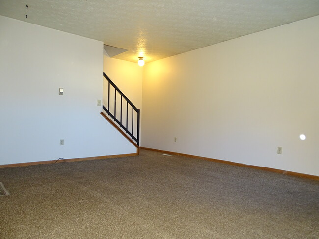 living room - 1676 Colonial Dr