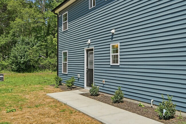 Building Photo - 516 Singletary St SE