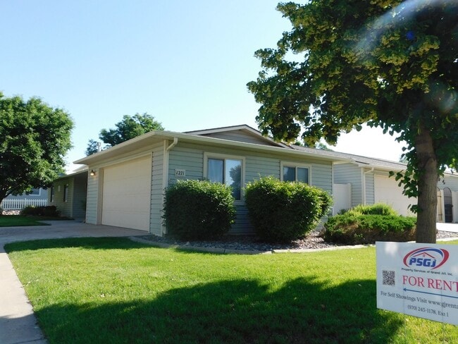 Home in Cottonwood Sub-Division - Home in Cottonwood Sub-Division