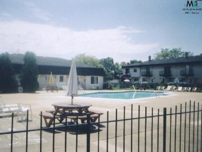 Building Photo - Well maintained  2 Bedroom Condo Great Amenities and Beautiful Surroundings